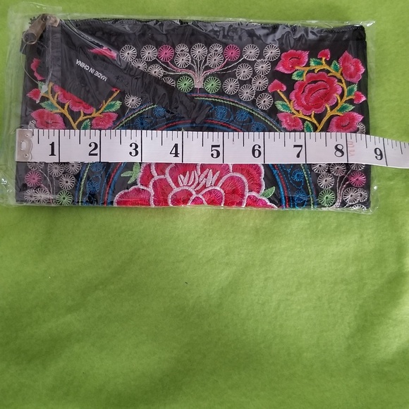 Embroidered wristlet - Picture 6 of 6